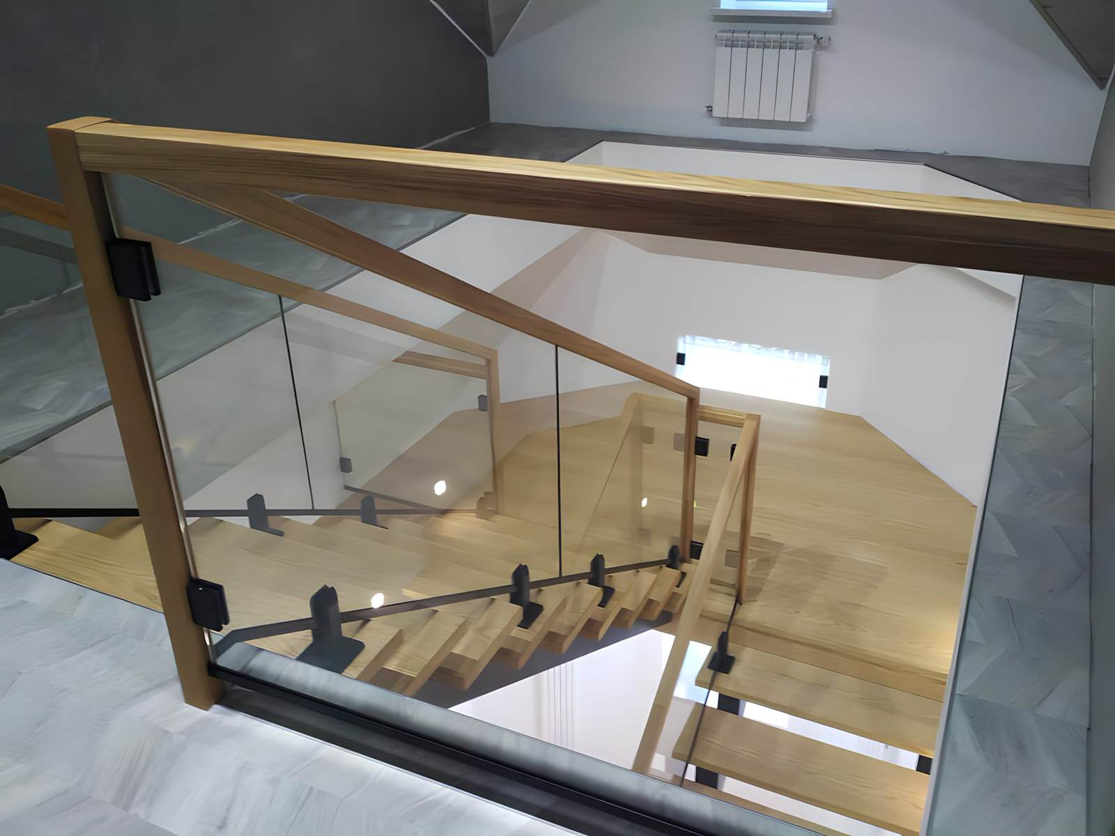 Стеклянное ограждение лестницы на косоурах (Ивантеевка)