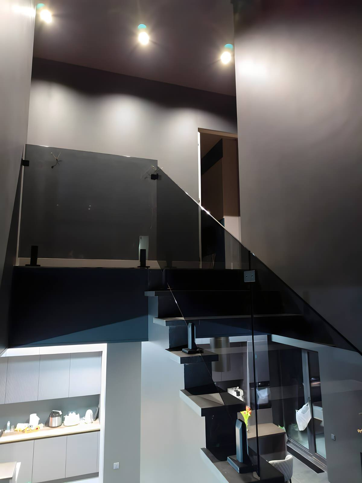 Тонированное ограждение в доме (Кембридж)