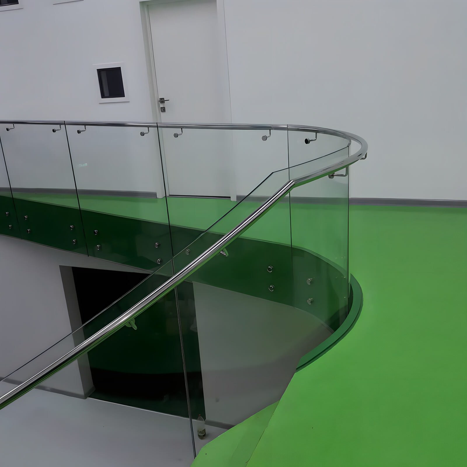 Цельностеклянное ограждение лестницы (S7 Aero Торбеево)