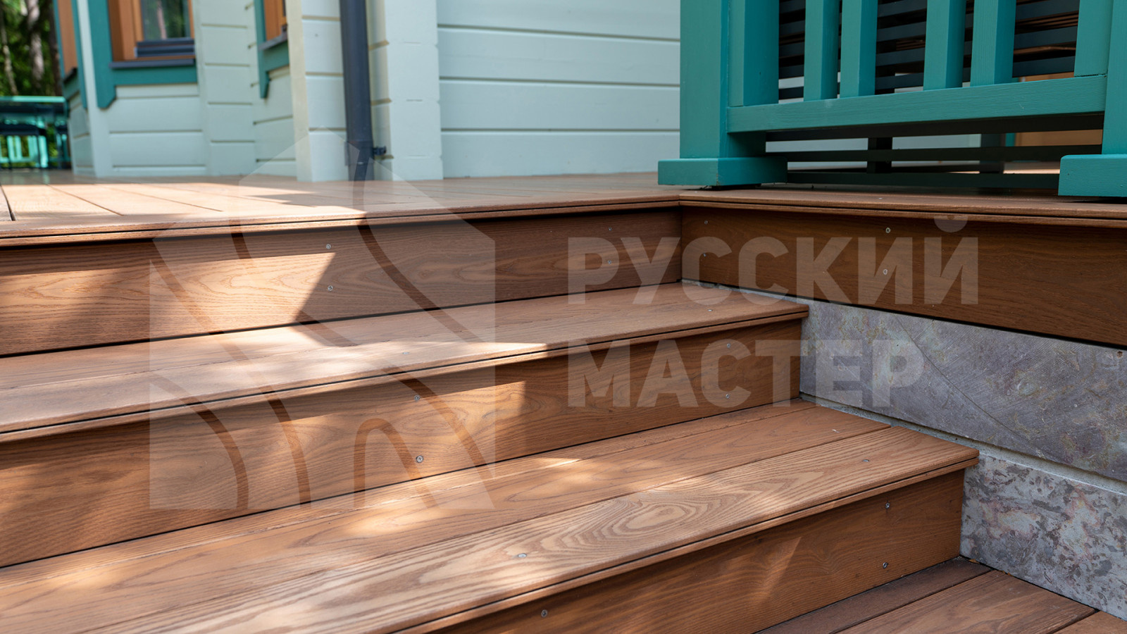 Терраса из термоясеня для загородного дома