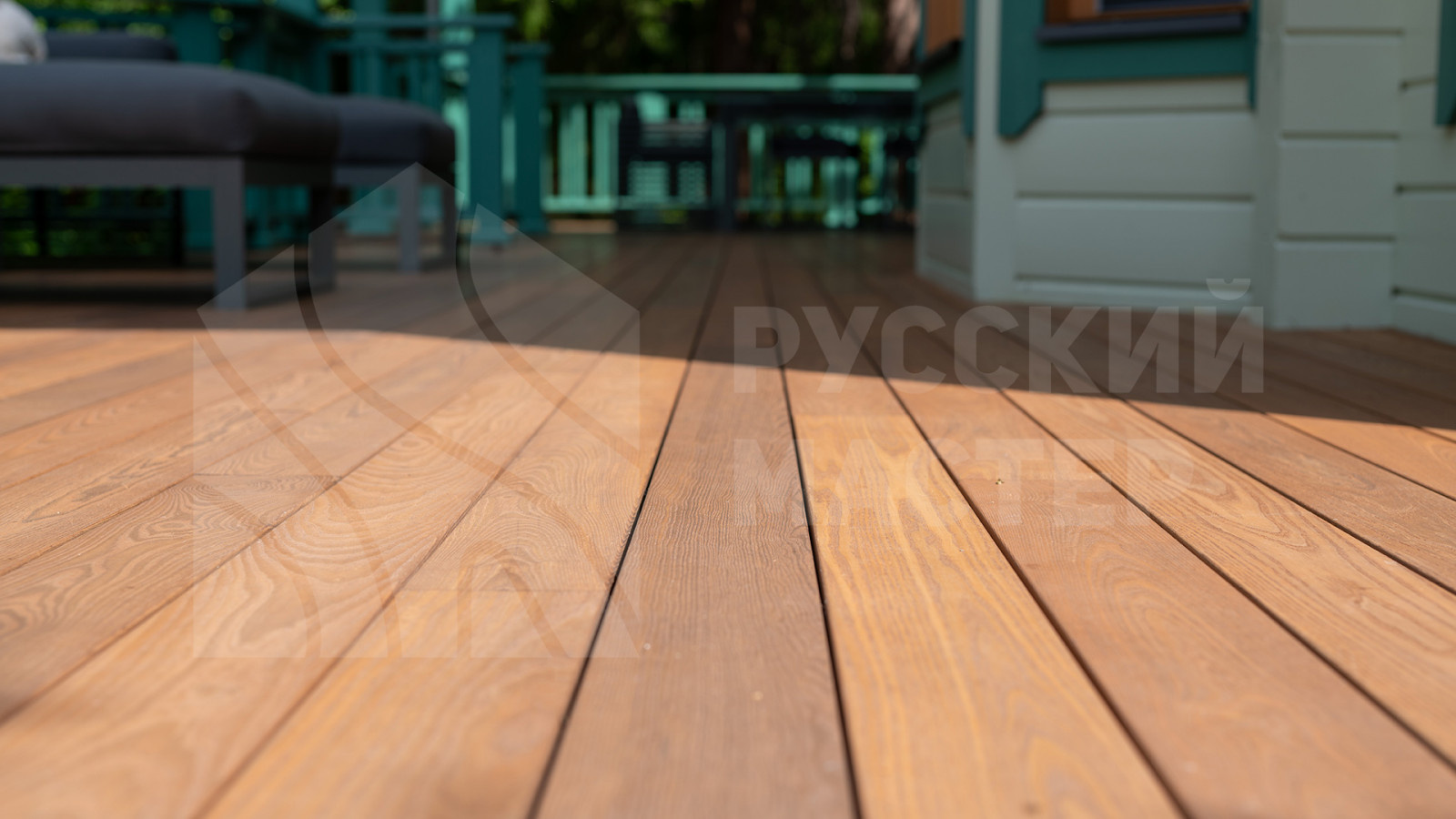 Терраса из термоясеня для загородного дома