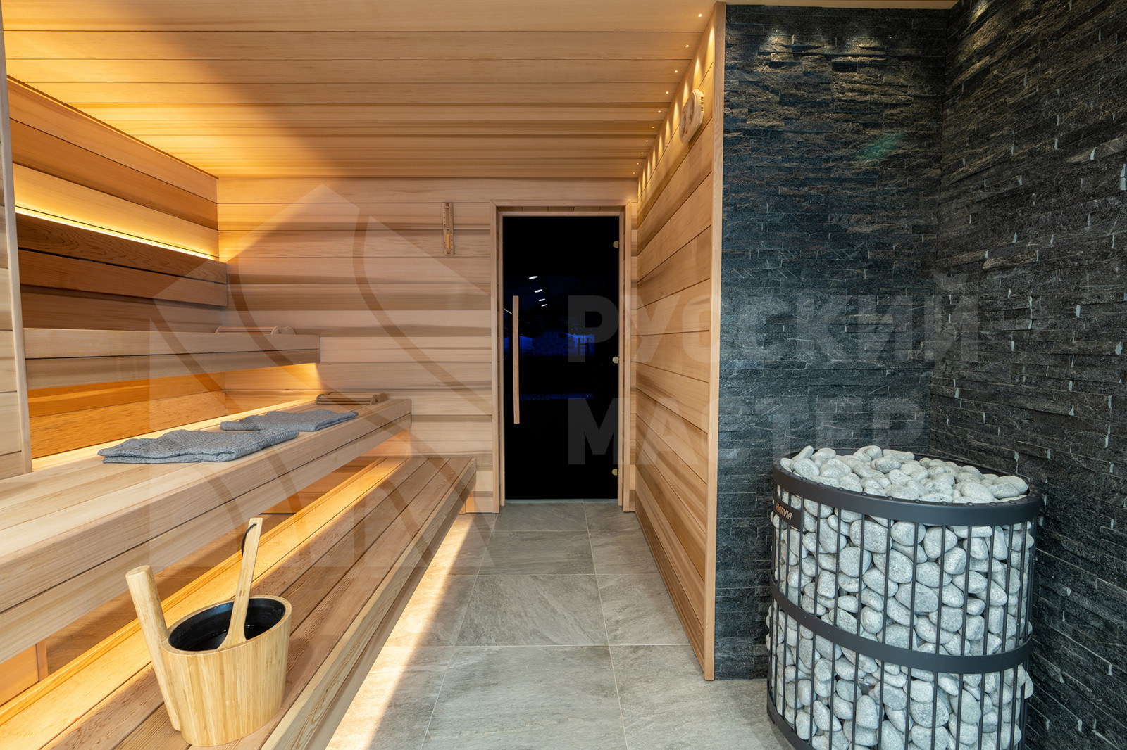 Сауна и бассейн из тигрового дерева и канадского кедра