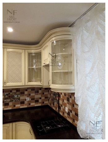 WOODEN CLASSIC KITCHEN WITH DECORS