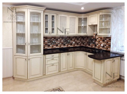 WOODEN CLASSIC KITCHEN WITH DECORS