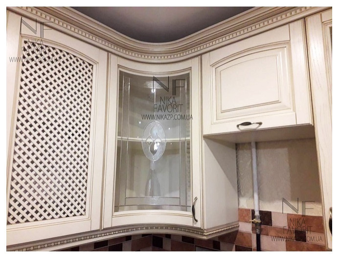 WOODEN CLASSIC KITCHEN WITH DECORS