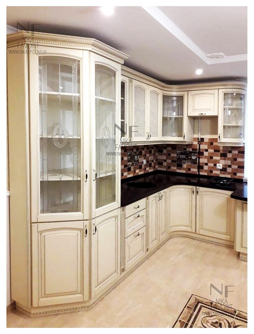 WOODEN CLASSIC KITCHEN WITH DECORS