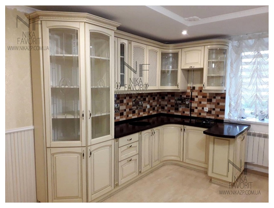 WOODEN CLASSIC KITCHEN WITH DECORS