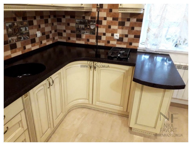 WOODEN CLASSIC KITCHEN WITH DECORS