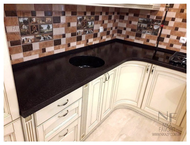 WOODEN CLASSIC KITCHEN WITH DECORS
