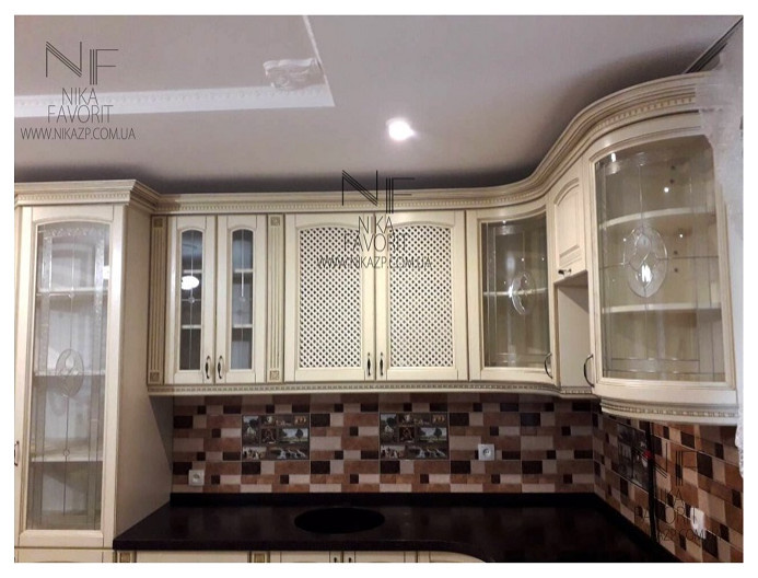 WOODEN CLASSIC KITCHEN WITH DECORS