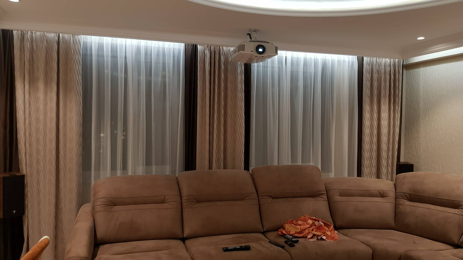 Домашний кинотеатр (Экран + Проектор,ТВ)