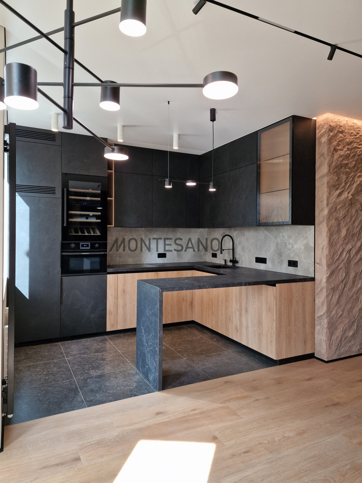 Кухня фасады черный камень, столешница керамика