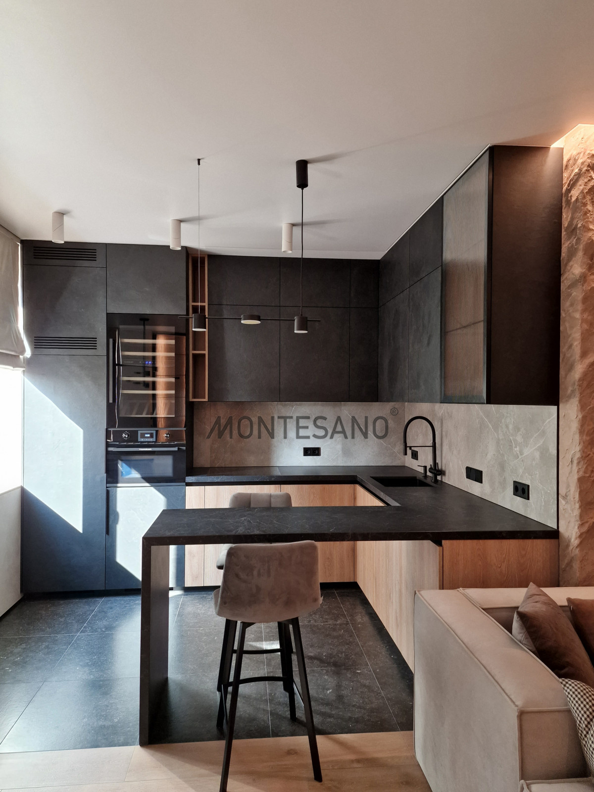 Кухня фасады черный камень, столешница керамика