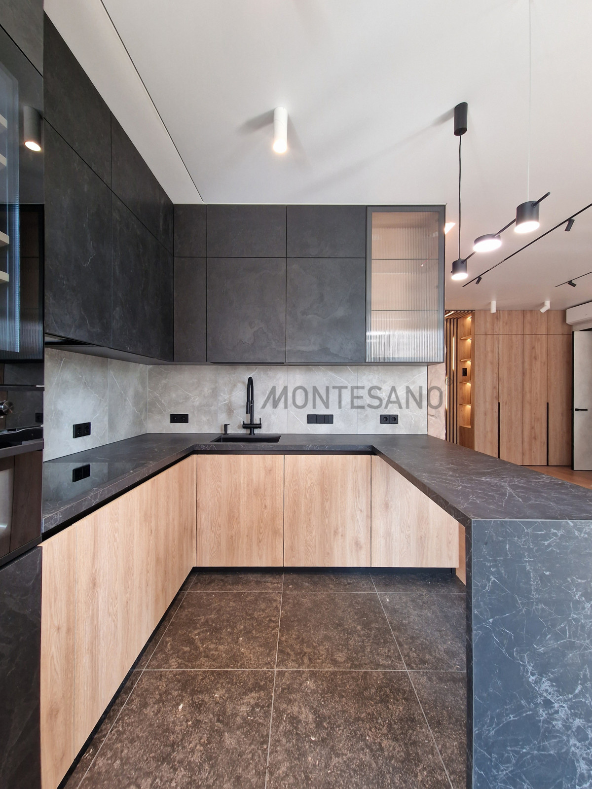 Кухня фасады черный камень, столешница керамика