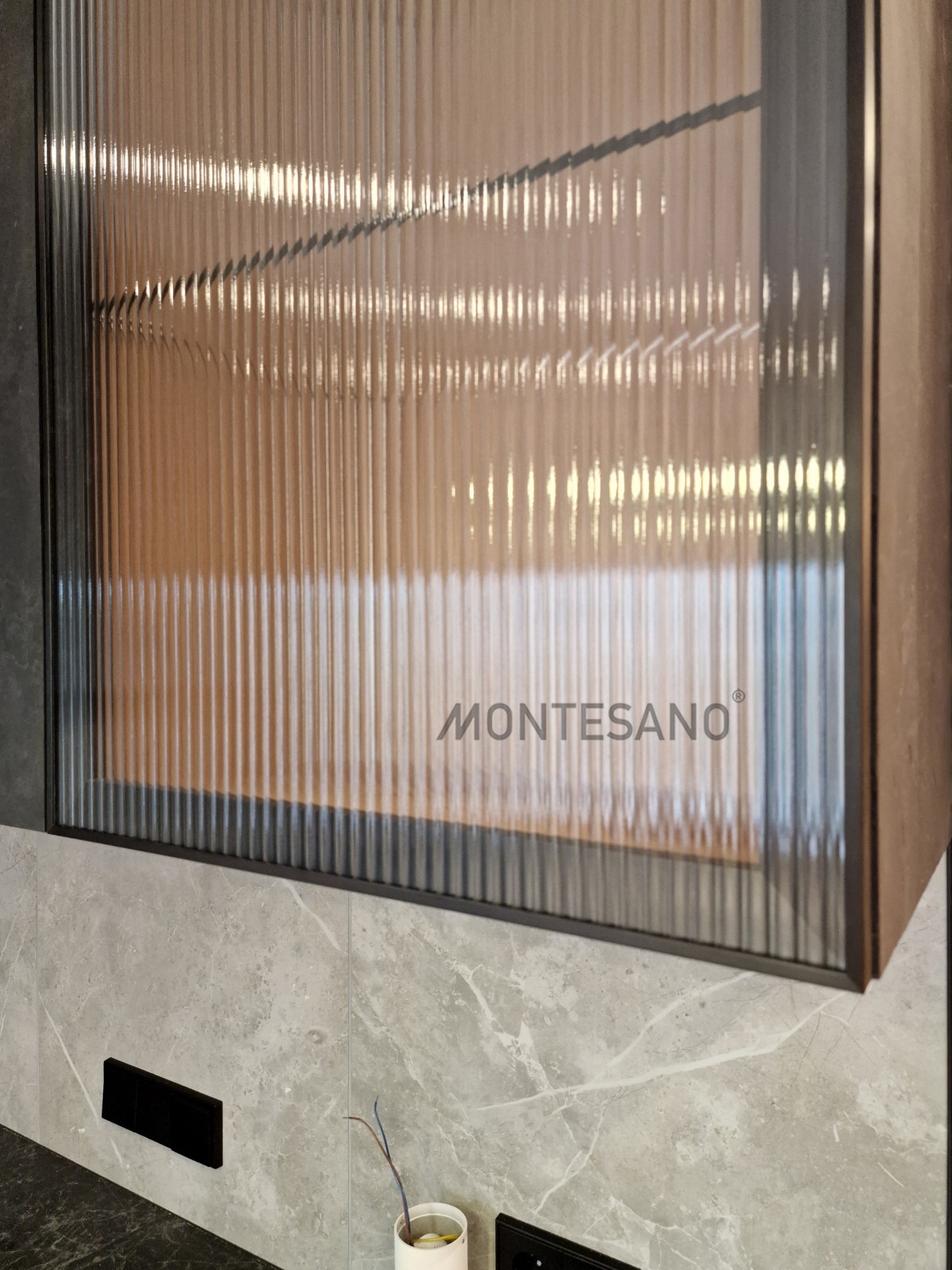 Кухня фасады черный камень, столешница керамика