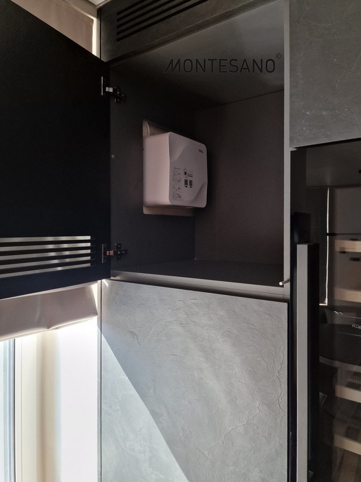 Кухня фасады черный камень, столешница керамика