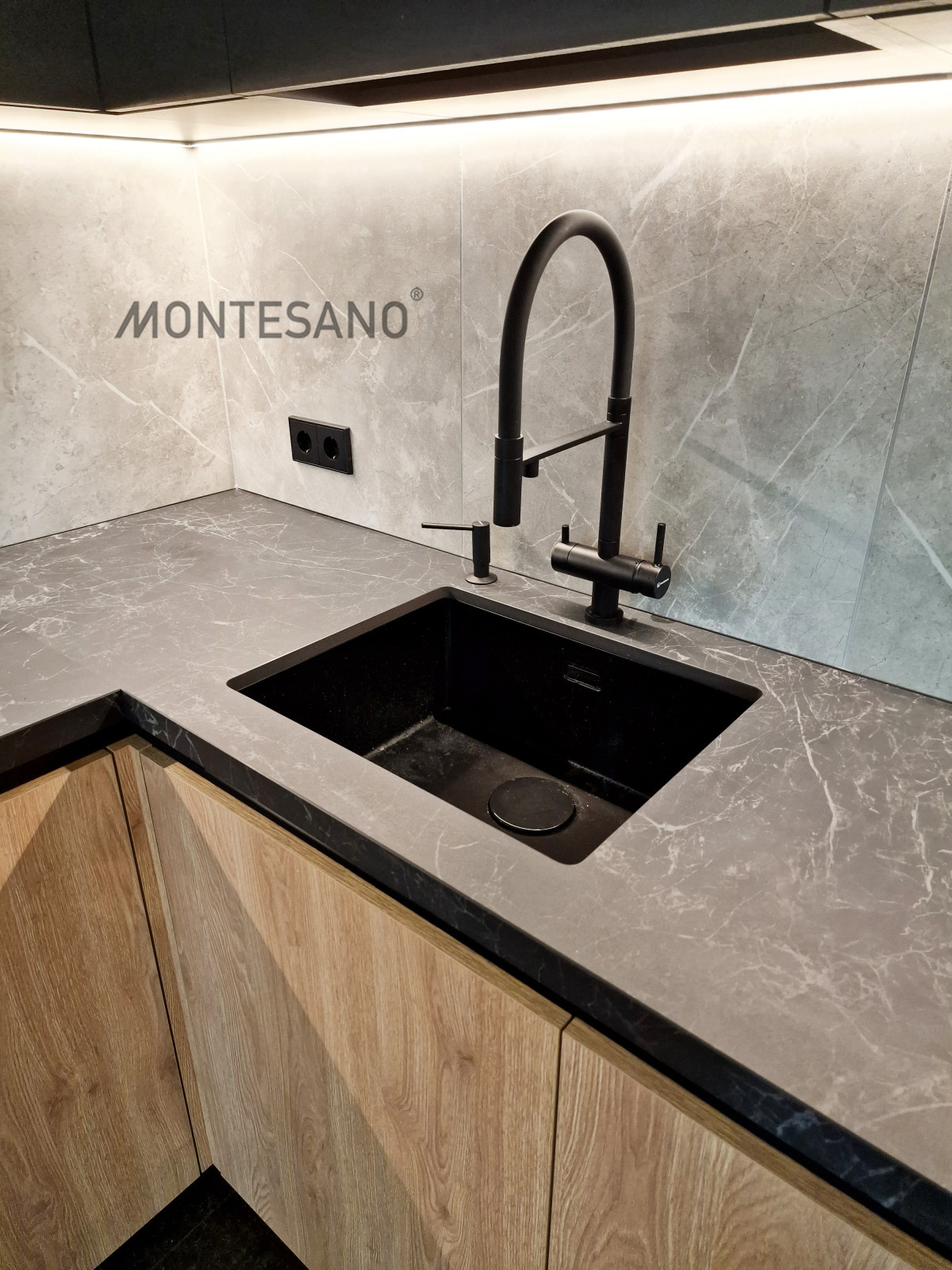 Кухня фасады черный камень, столешница керамика