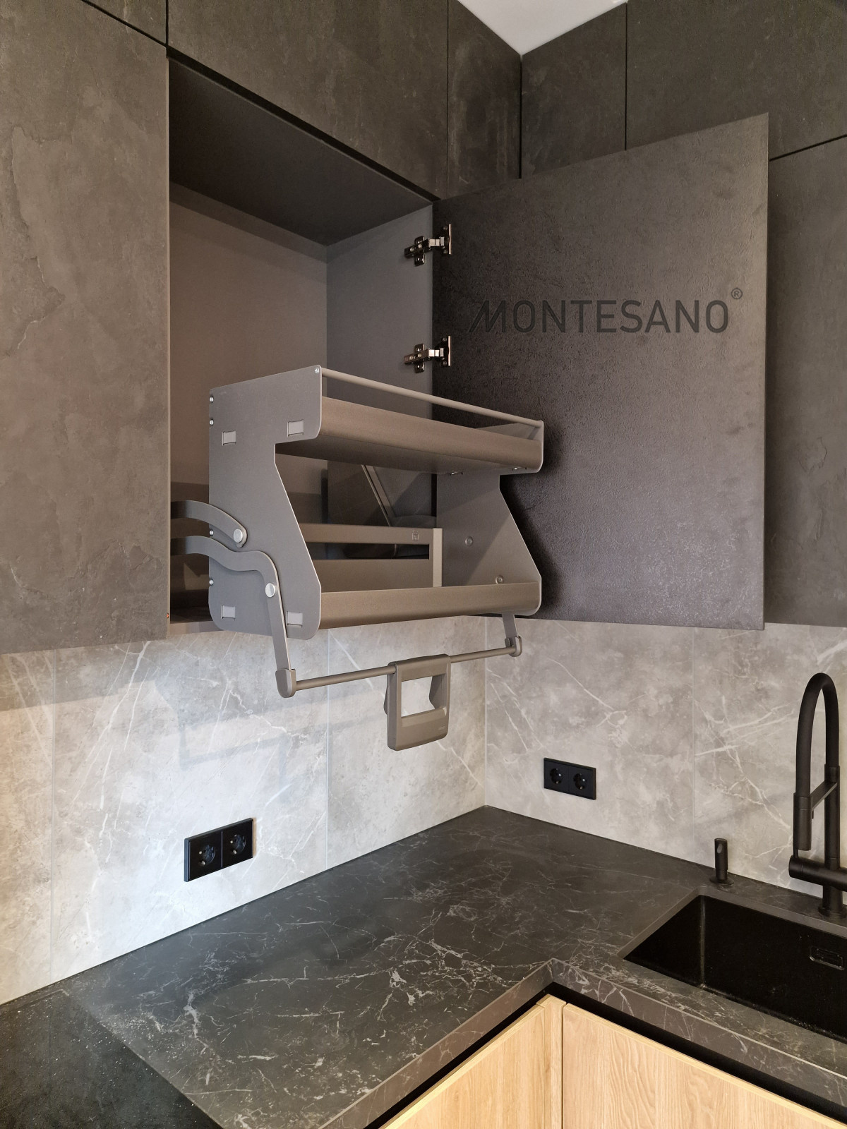 Кухня фасады черный камень, столешница керамика