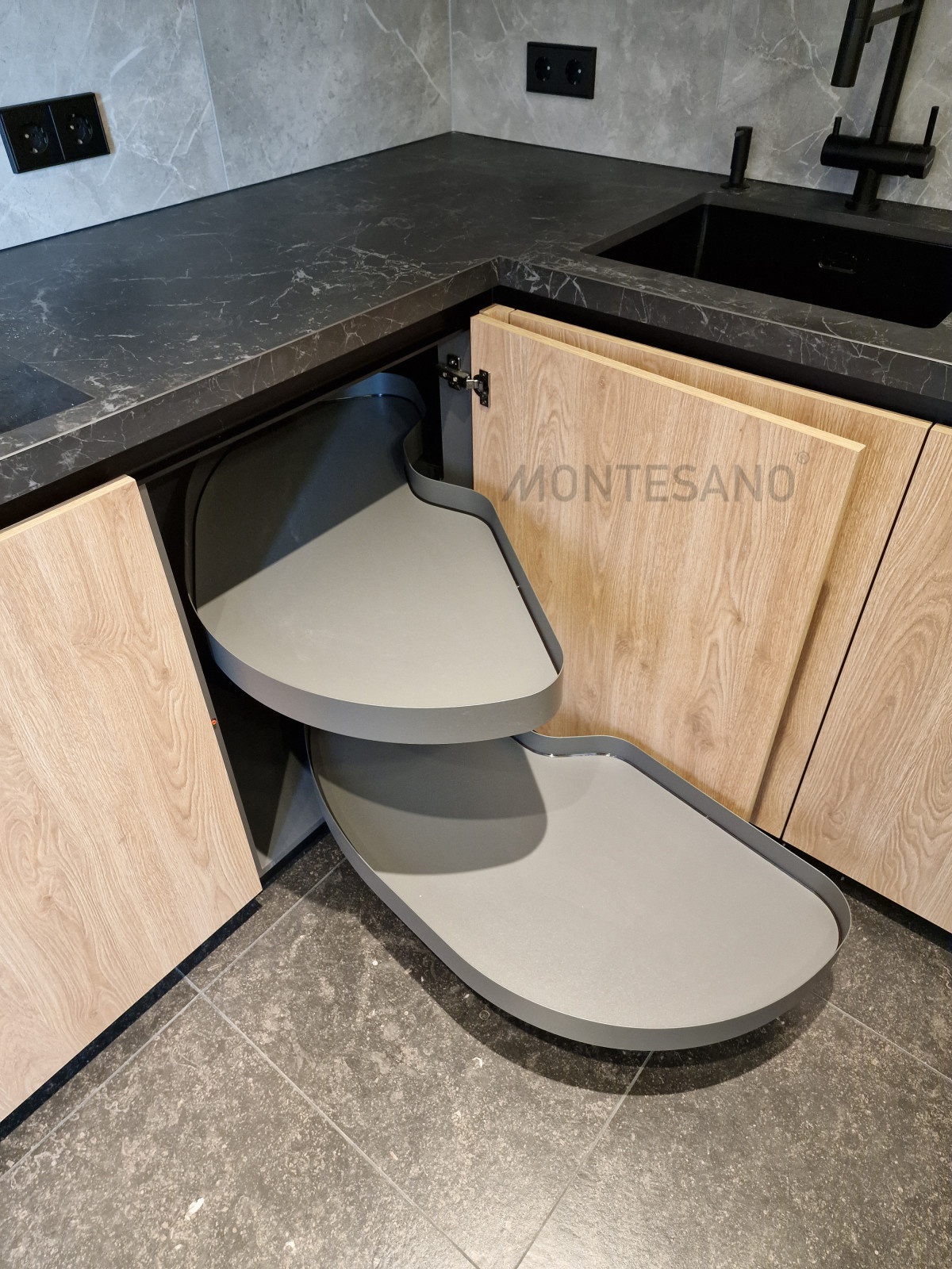 Кухня фасады черный камень, столешница керамика