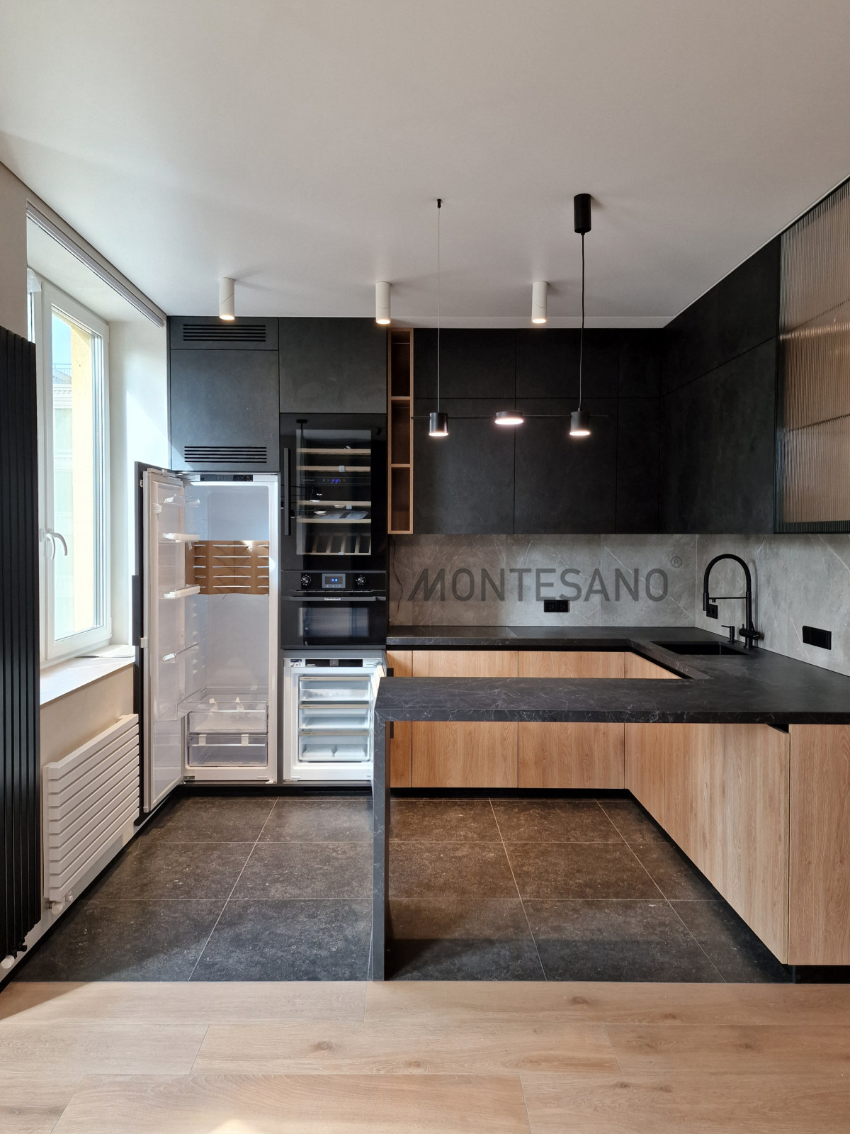 Кухня фасады черный камень, столешница керамика