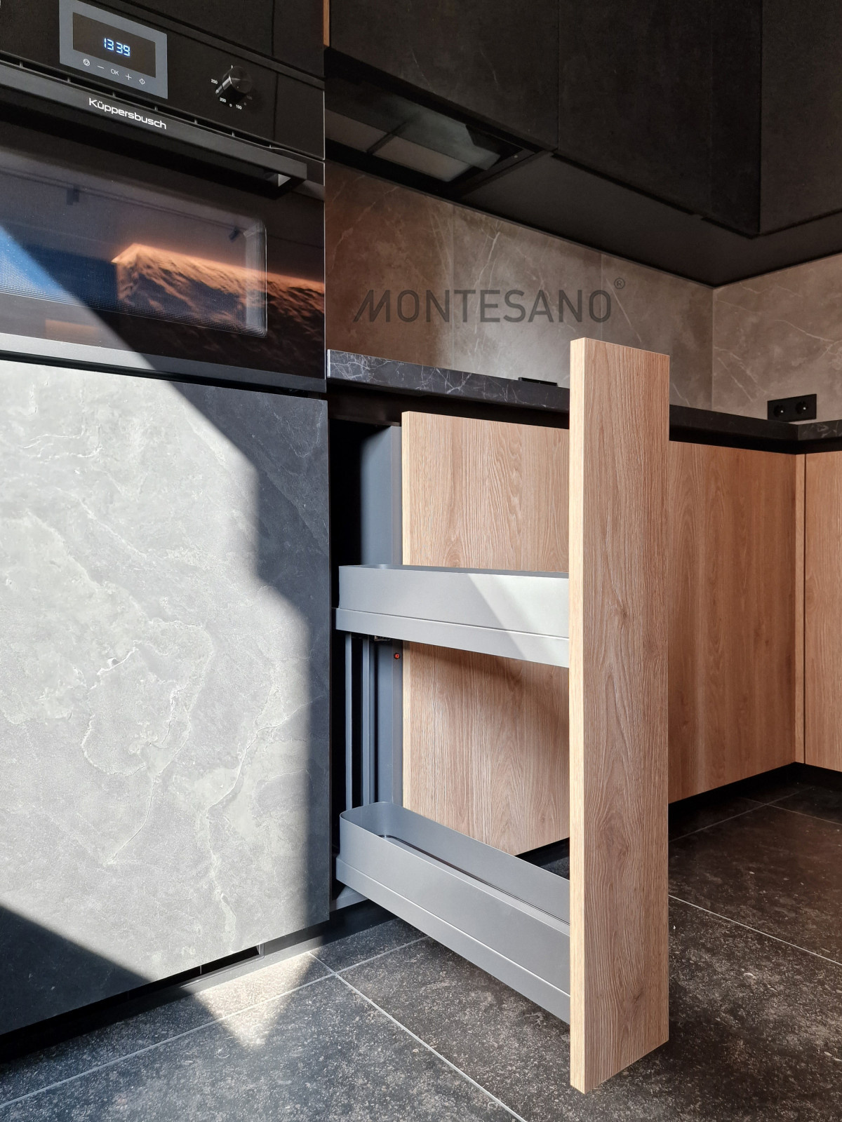 Обложка проекта: Кухня фасады черный камень, столешница керамика