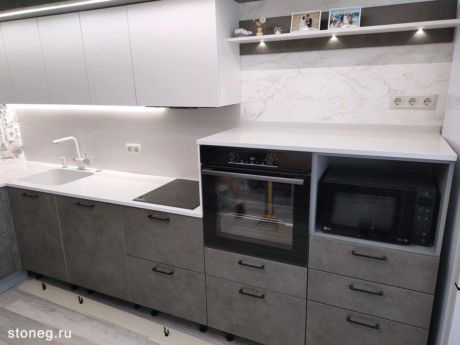 Серая столешница с кухонным фартуком из искусственного камня Hi-Macs