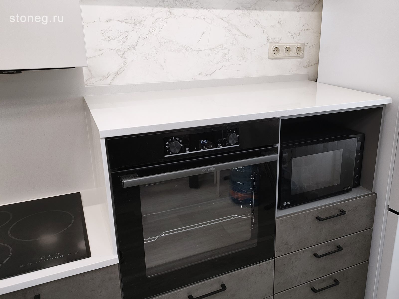 Серая столешница с кухонным фартуком из искусственного камня Hi-Macs