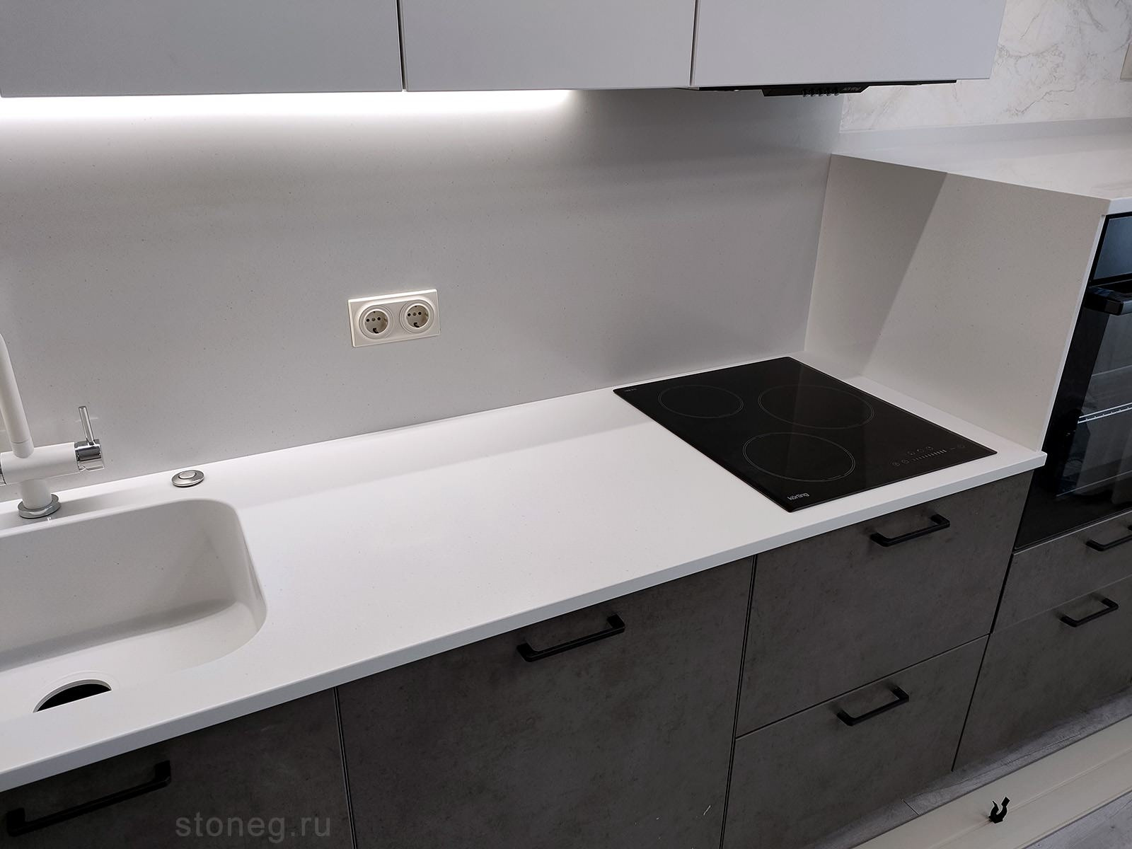 Серая столешница с кухонным фартуком из искусственного камня Hi-Macs