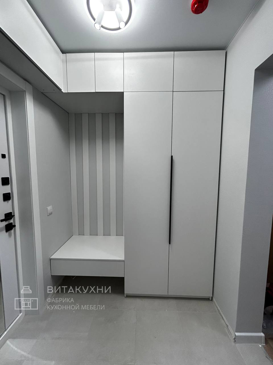 Белая минималистическая прихожая