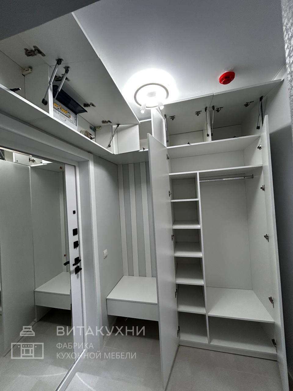 Белая минималистическая прихожая