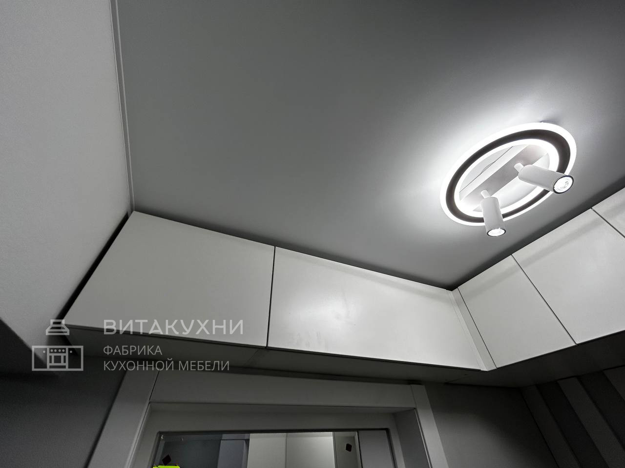 Белая минималистическая прихожая