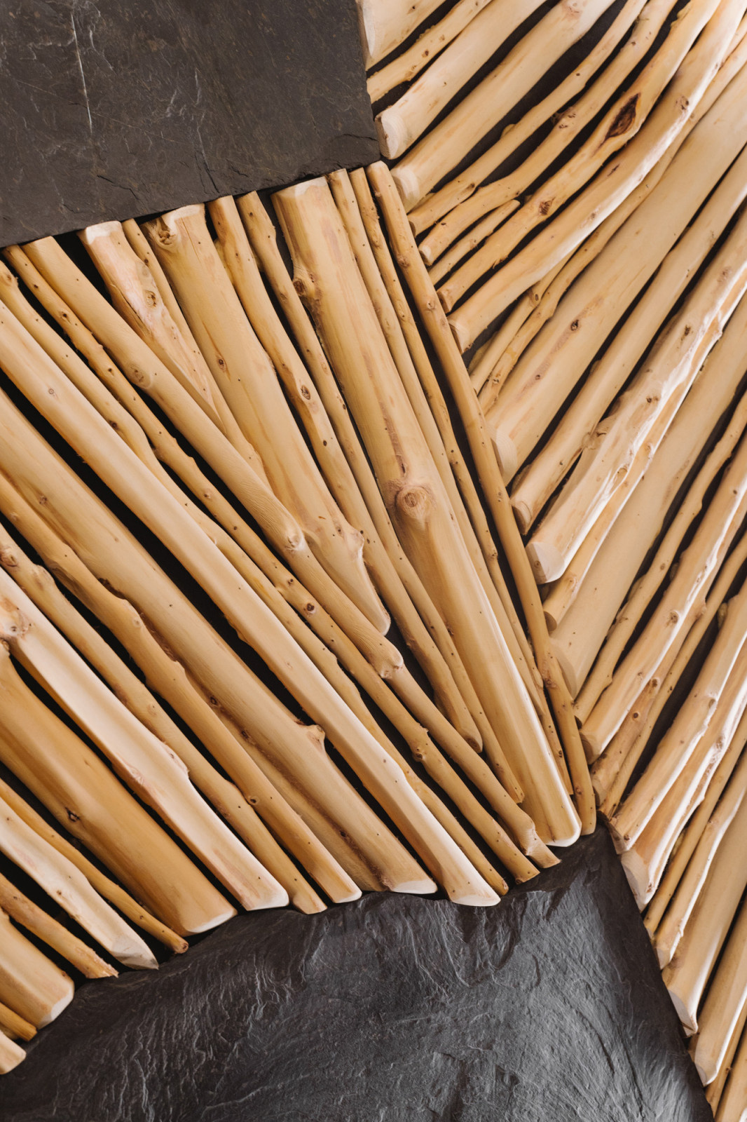 Панно из можжевельника.