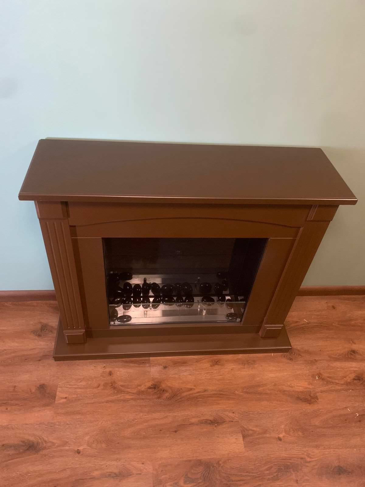 Напольный деревянный биокамин в интерьере