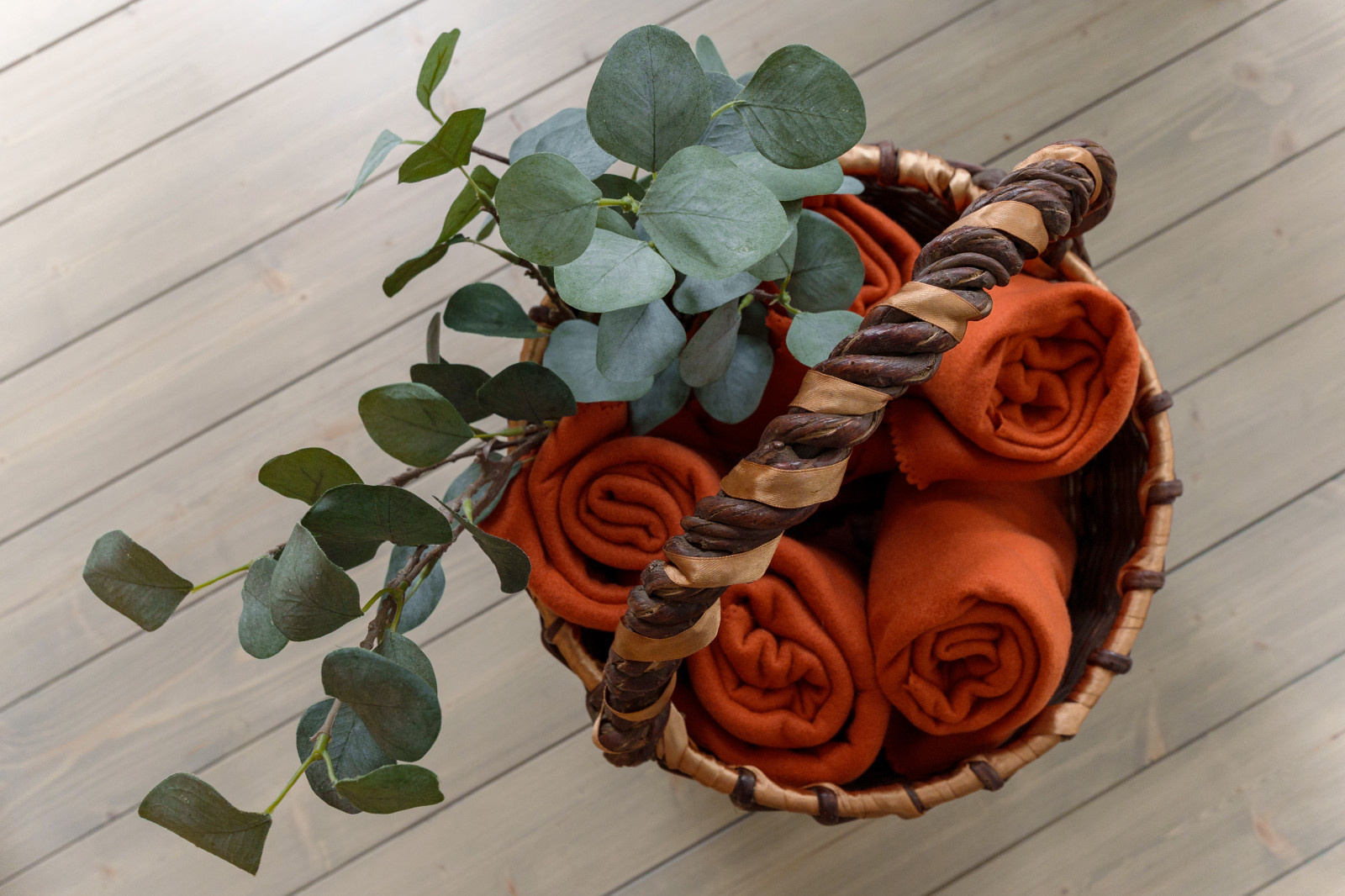 Уютный дом среди берез