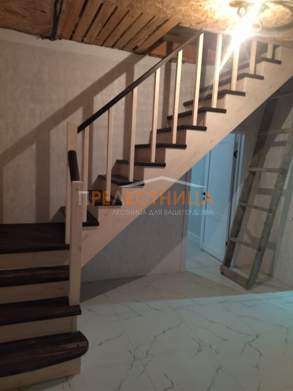 Деревянная Г-образная лестница из сосны