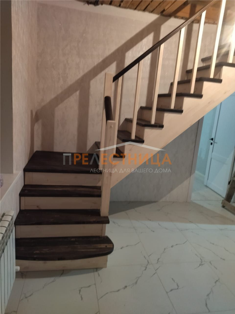Деревянная Г-образная лестница из сосны