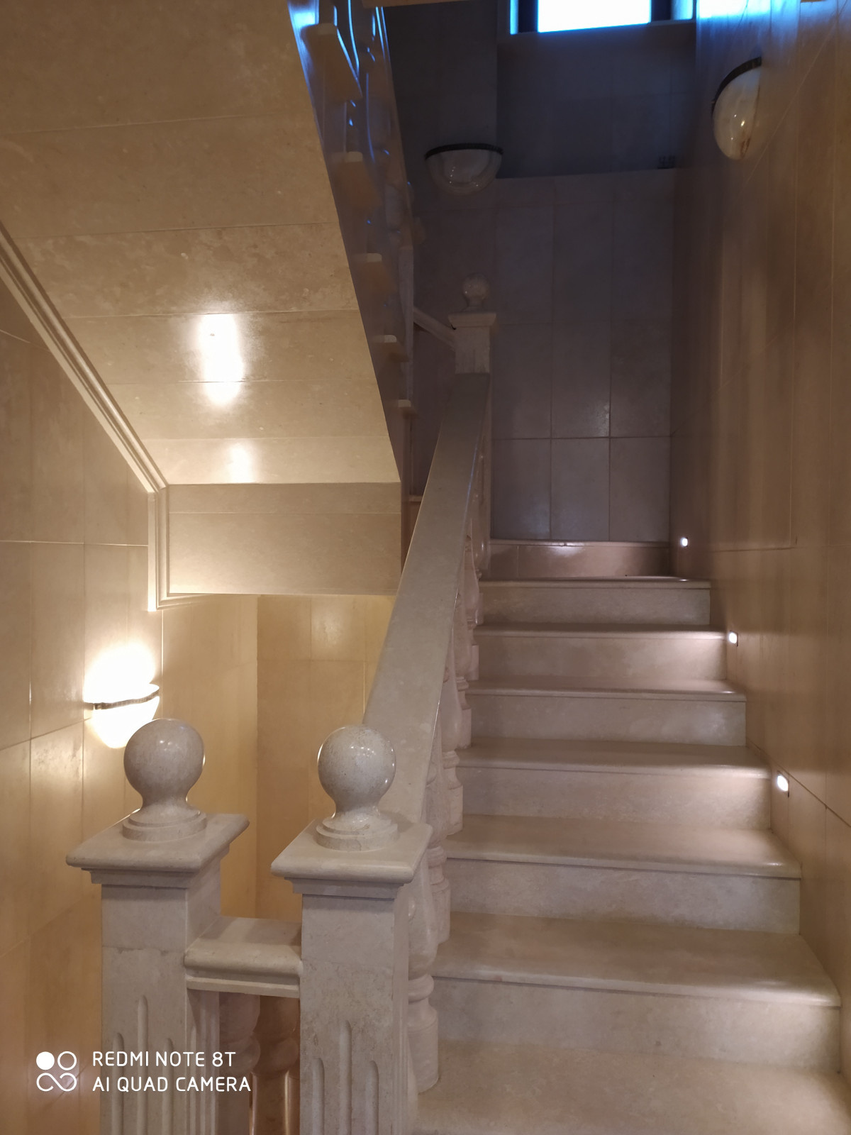 Мрамоная лестница с подсветкой