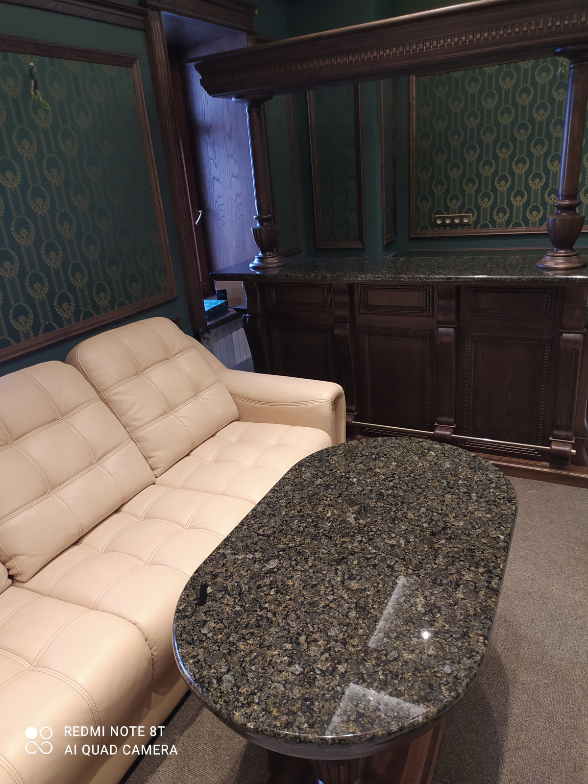 Гранит в классическом зелёном интерьере