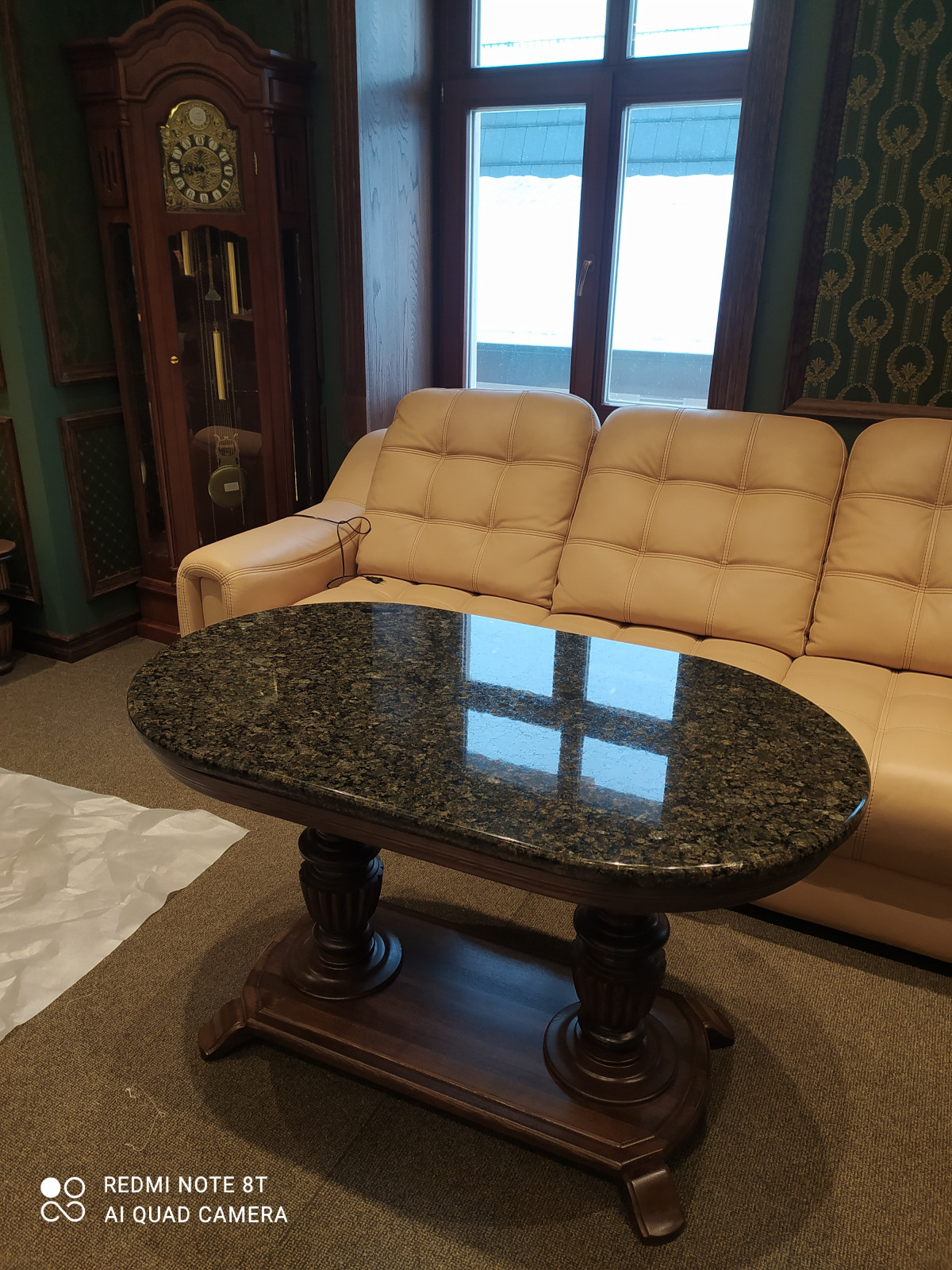 Гранит в классическом зелёном интерьере