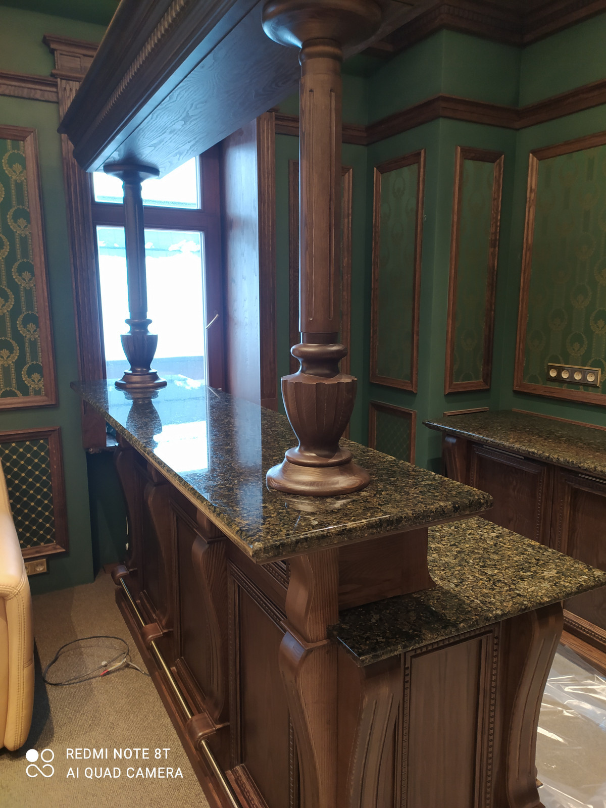 Гранит в классическом зелёном интерьере