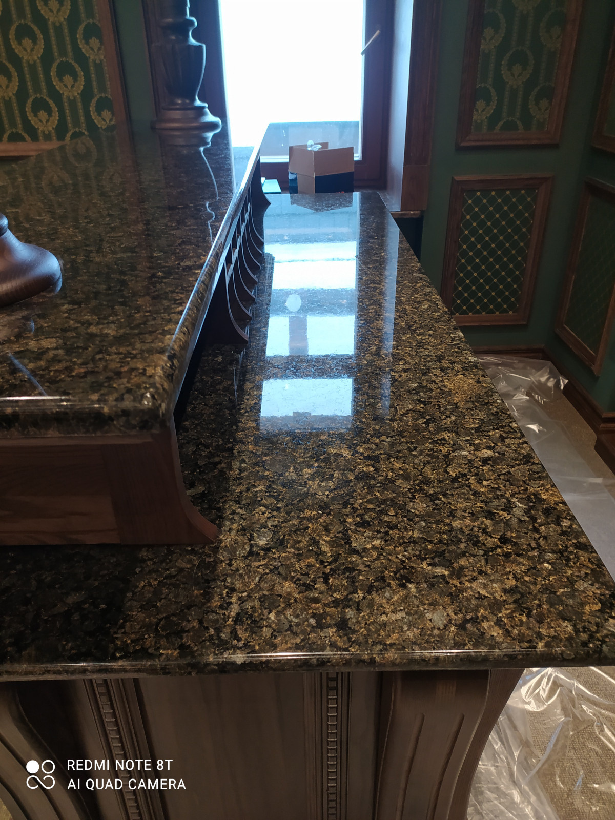 Гранит в классическом зелёном интерьере