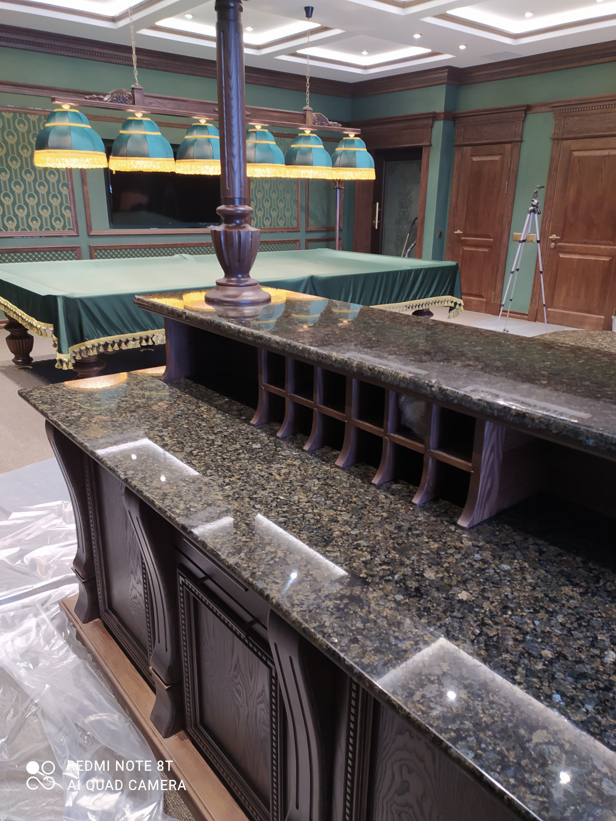 Гранит в классическом зелёном интерьере