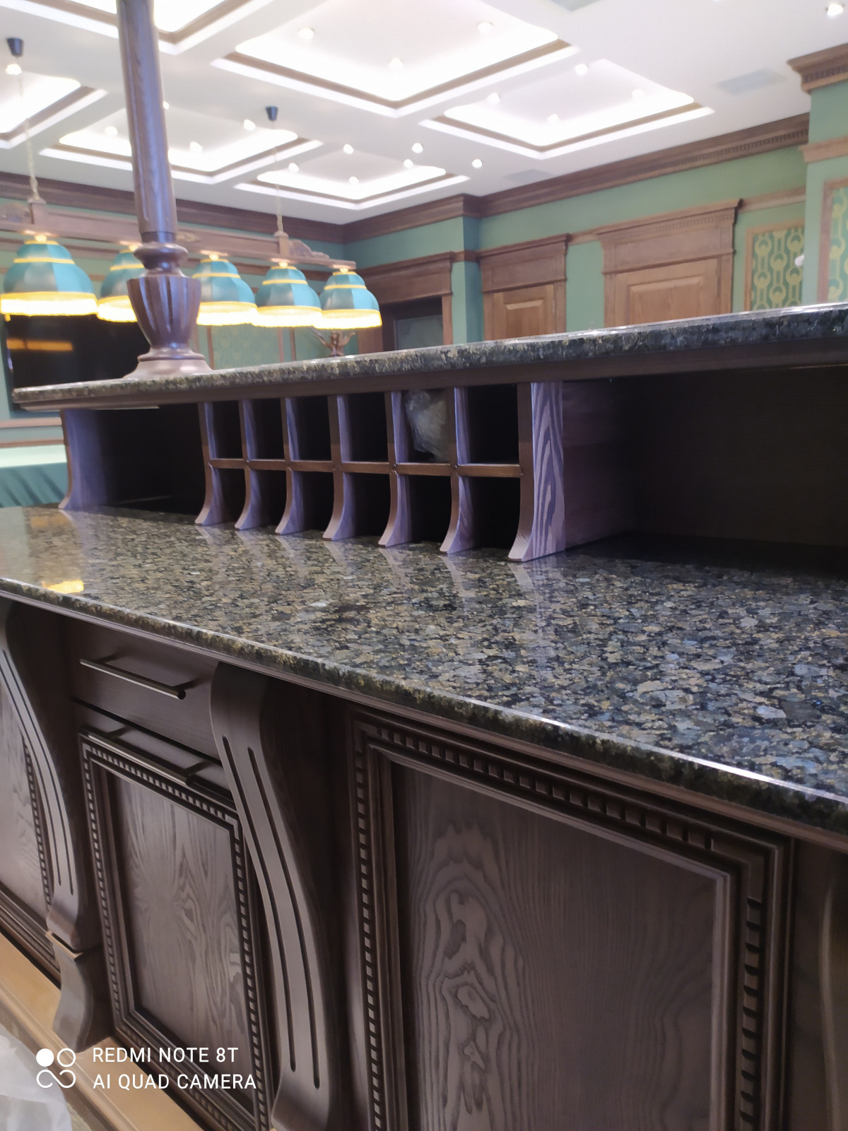 Гранит в классическом зелёном интерьере