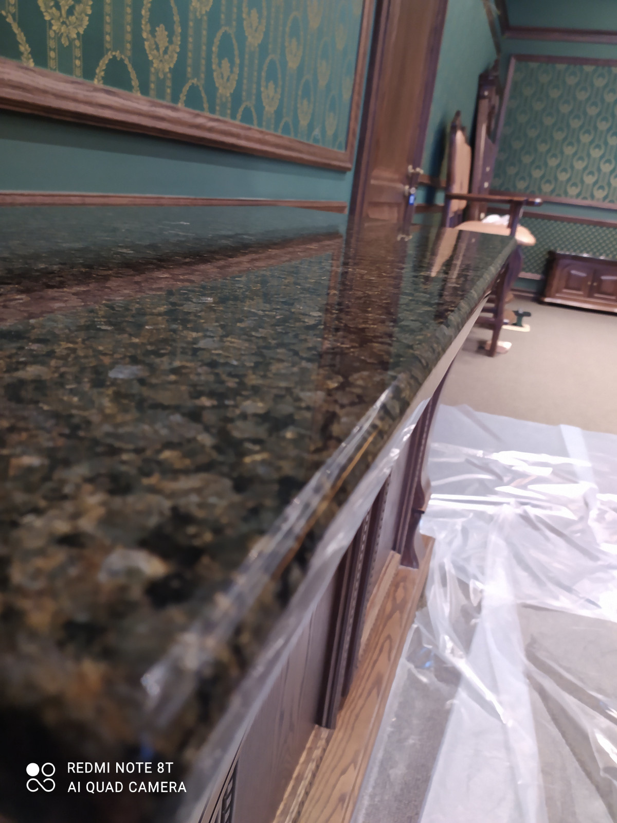 Гранит в классическом зелёном интерьере