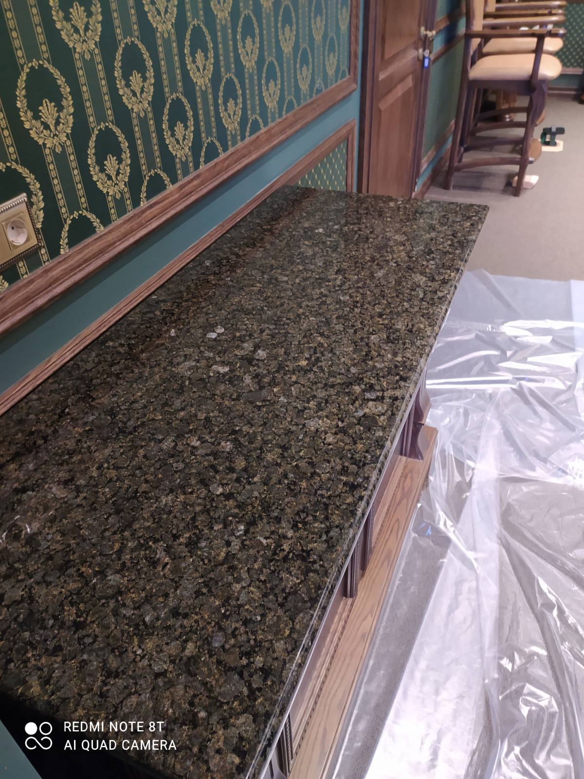 Гранит в классическом зелёном интерьере