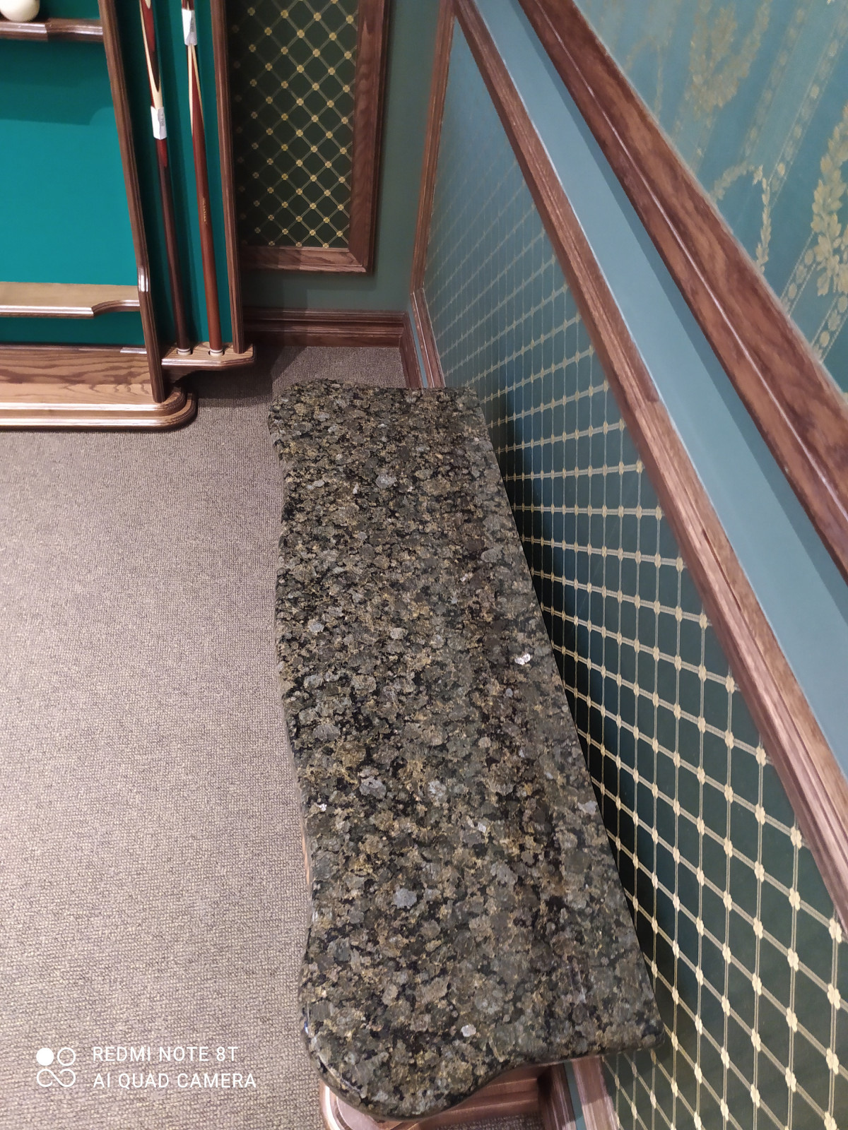 Гранит в классическом зелёном интерьере