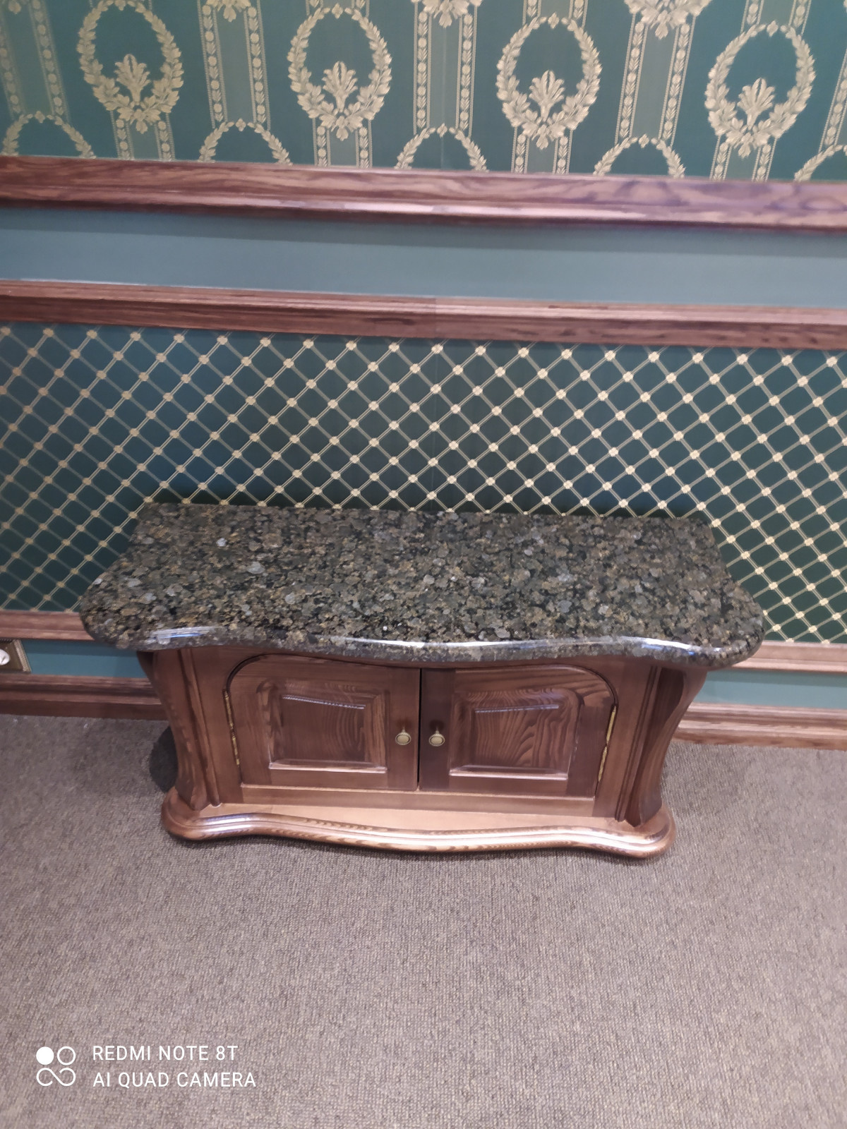 Гранит в классическом зелёном интерьере