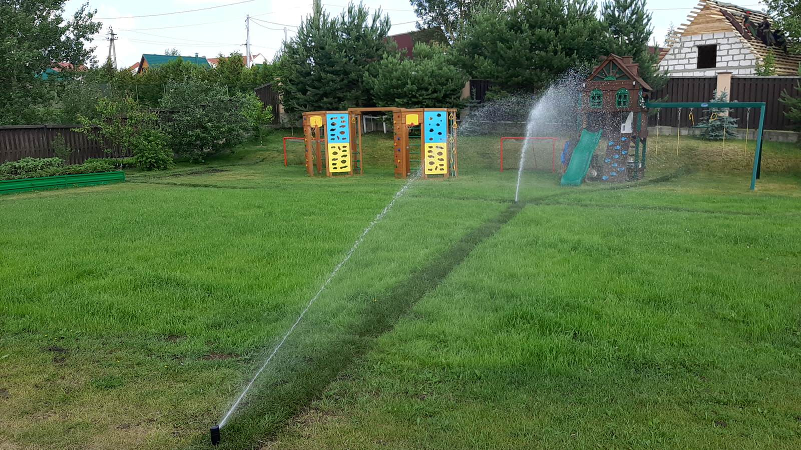 Монтаж автополива, укладка газона, монтаж неоновой гирлянды на крыше дома