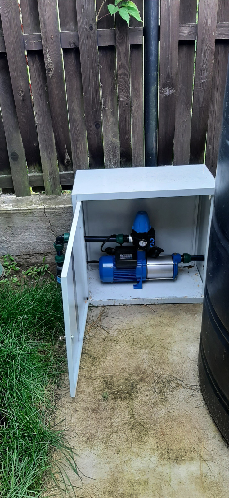 Монтаж автополива, укладка газона, монтаж неоновой гирлянды на крыше дома