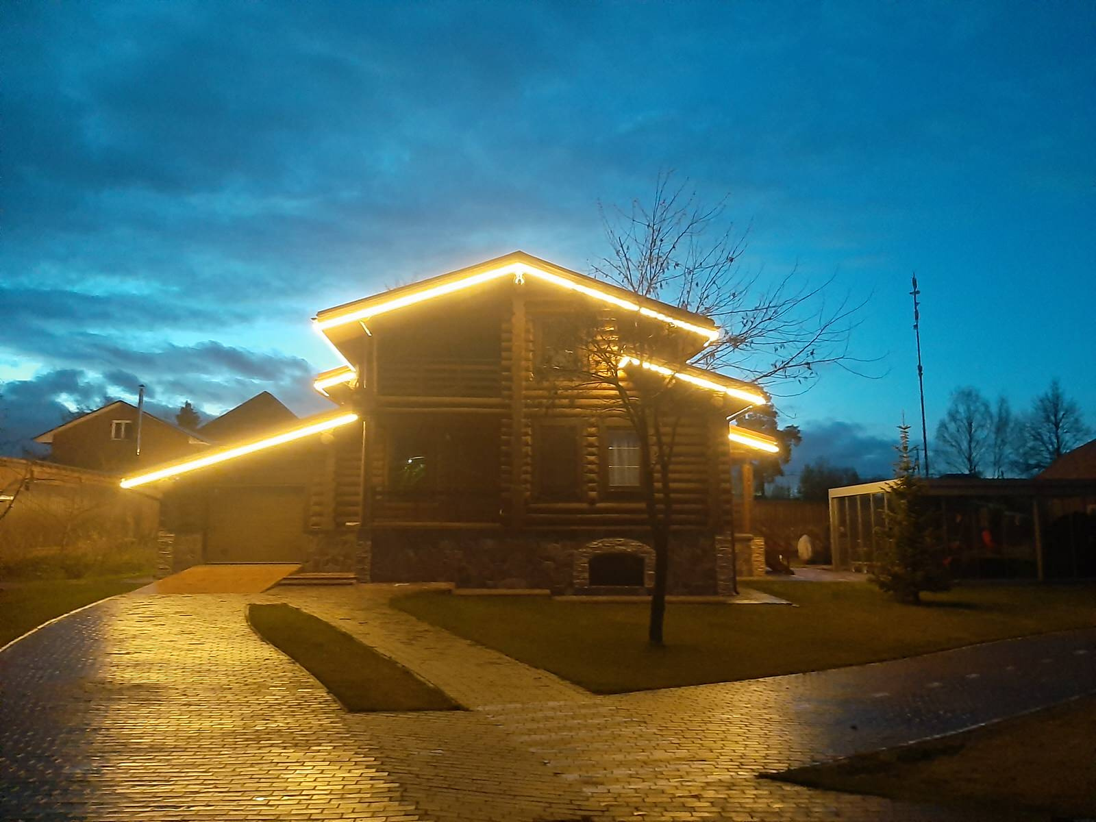 Монтаж автополива, укладка газона, монтаж неоновой гирлянды на крыше дома